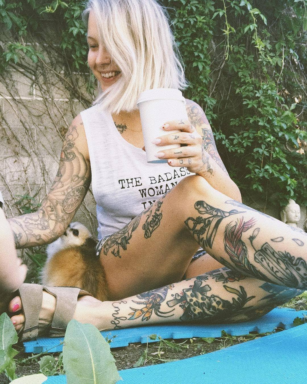 The Badass Woman In Me Honors The Badass Woman In You - Muscle Tank